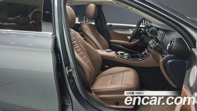 Mercedes-Benz E-Class E300 4MATIC AMG Line, миниатюра 22