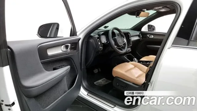 Volvo XC40 B4, миниатюра 2