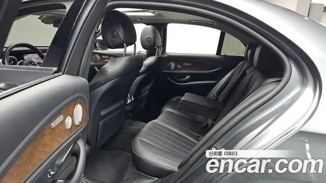 Mercedes-Benz E-Class E300 4MATIC, миниатюра 19