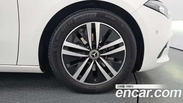 Mercedes-Benz A-Class A200d, миниатюра 12