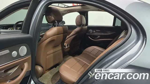 Mercedes-Benz E-Class E300 4MATIC AMG Line, миниатюра 3