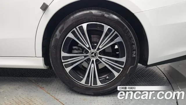 Mercedes-Benz E-Class E200, миниатюра 25