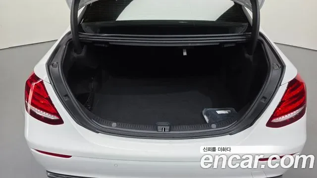 Mercedes-Benz E-Class E300, миниатюра 9