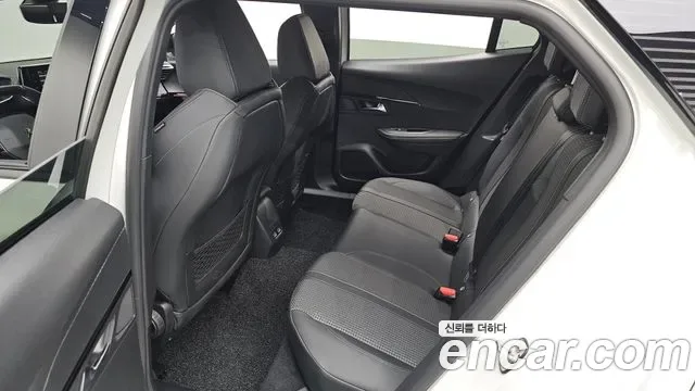 Peugeot E-2008 EV GT, миниатюра 9