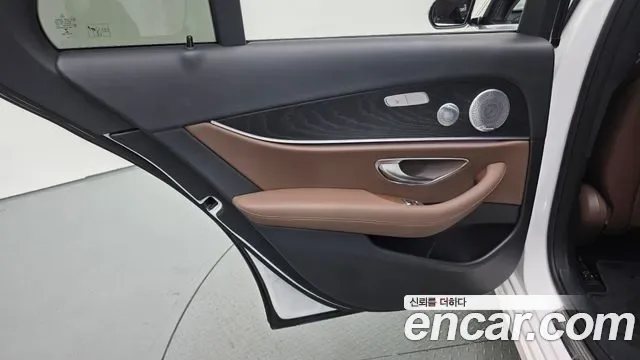 Mercedes-Benz E-Class E300, миниатюра 12