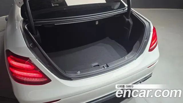 Mercedes-Benz E-Class E300 4MATIC, миниатюра 4
