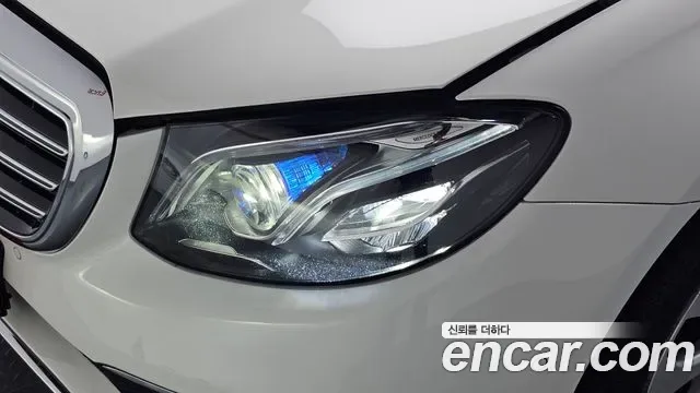 Mercedes-Benz E-Class E300 4MATIC, миниатюра 3