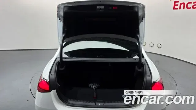 Mercedes-Benz E-Class E200, миниатюра 29