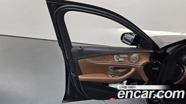 Mercedes-Benz E-Class E300e 4MATIC, миниатюра 11