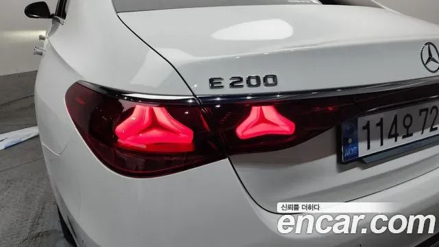 Mercedes-Benz E-Class E200, миниатюра 12