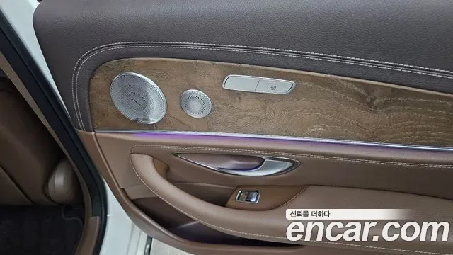 Mercedes-Benz E-Class E300 4MATIC, миниатюра 12