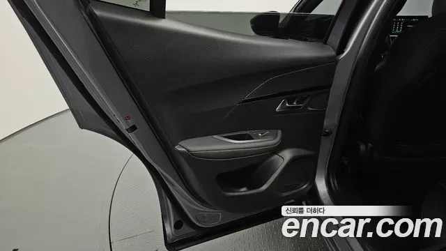 Peugeot E-2008 EV GT, миниатюра 3