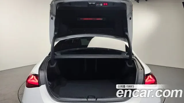 Mercedes-Benz E-Class E200, миниатюра 5