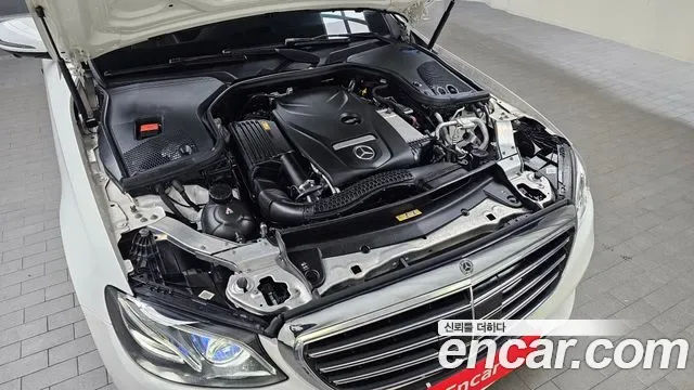 Mercedes-Benz E-Class E300 4MATIC, миниатюра 3