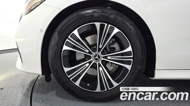 Mercedes-Benz E-Class E200, миниатюра 14