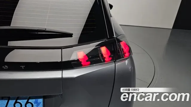 Peugeot E-2008 EV GT, миниатюра 23