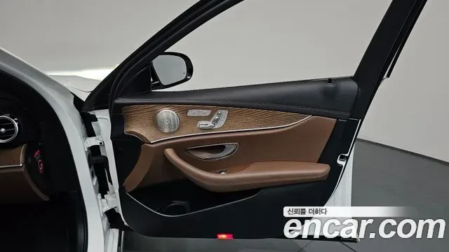 Mercedes-Benz E-Class E220d 4MATIC, миниатюра 23