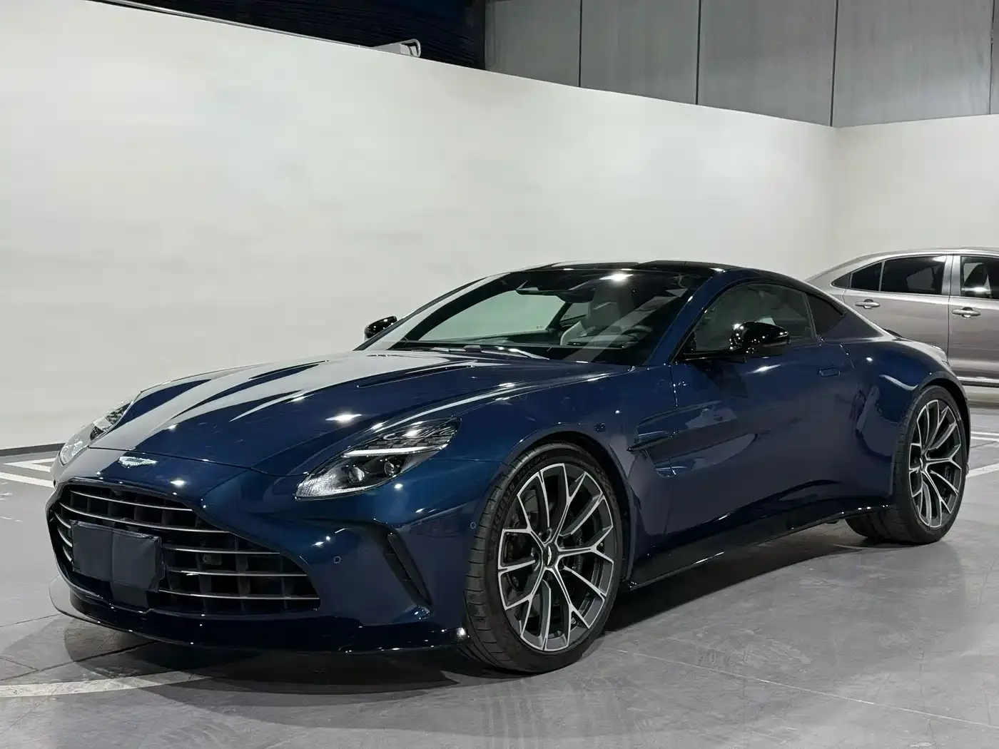 Aston Martin V8