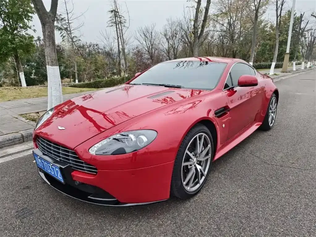 Aston Martin V8