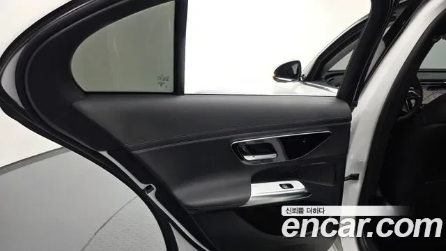 Mercedes-Benz E-Class E200, миниатюра 2