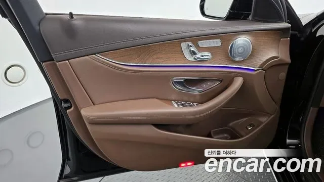 Mercedes-Benz E-Class E300 4MATIC, миниатюра 25