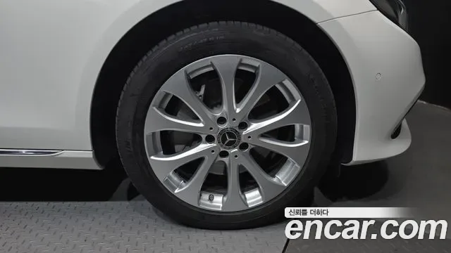 Mercedes-Benz E-Class E300 4MATIC, миниатюра 13