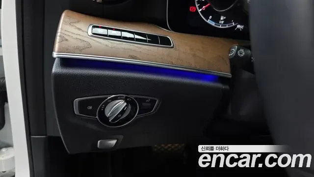 Mercedes-Benz E-Class E300 4MATIC, миниатюра 2