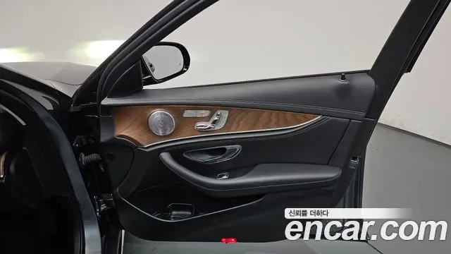 Mercedes-Benz E-Class E300 4MATIC, миниатюра 6