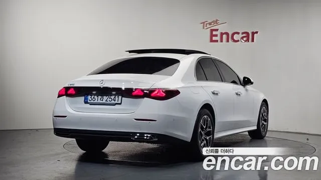 Mercedes-Benz E-Class E200, миниатюра 10