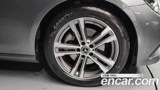 Mercedes-Benz E-Class E250, миниатюра 12