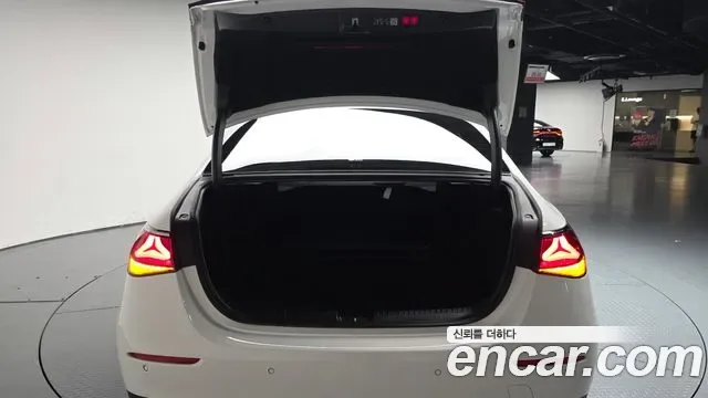 Mercedes-Benz E-Class E200, миниатюра 17