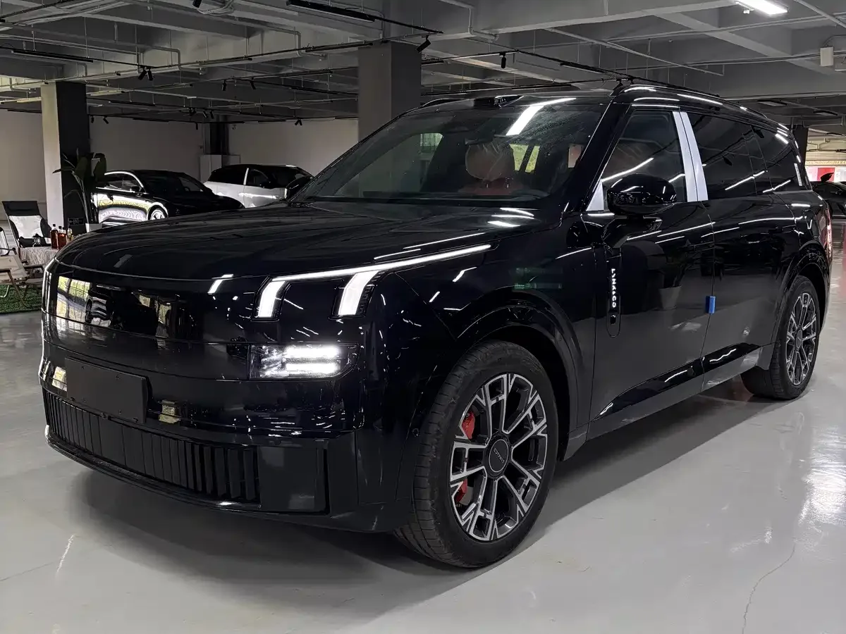 Lynk & Co 900