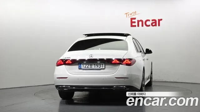 Mercedes-Benz E-Class E200, миниатюра 7