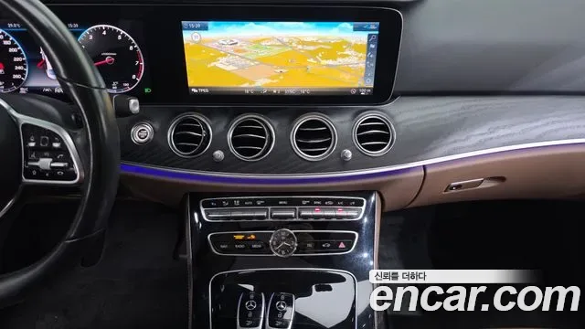 Mercedes-Benz E-Class E300, миниатюра 25